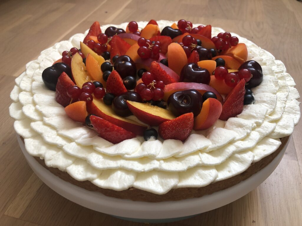 Les gâteaux classiques comme la tarte multifruits de saison