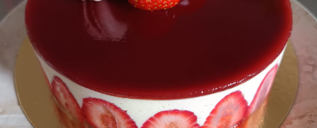 Fraisier avec crème diplomate vanille, génoise et fraises